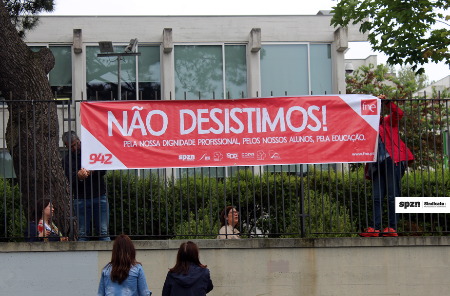 Campanha de afirmação da exigência do reconhecimento do trabalho dos docentes portugueses lançada esta manhã em escolas de todo o país
