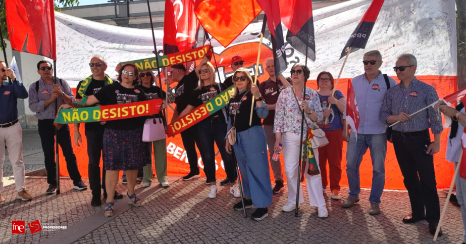 Professores concentrados em Évora prometem não cruzar os braços e continuar luta (LUSA)